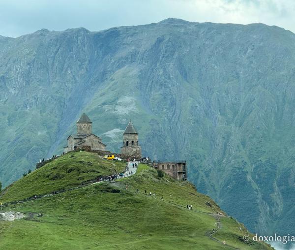 Gergeti, o biserică-simbol a Georgiei la 2.170 de metri altitudine