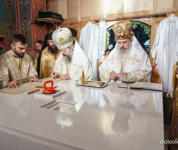 (Video) Doi ierarhi au sfințit Biserica Parohiei Agafton