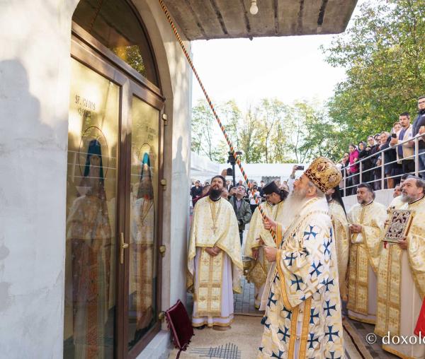 (Video) IPS Teofan a sfințit Paraclisul Parohiei „Învierea Domnului” din Dorohoi
