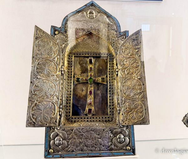Fragment din Arca lui Noe, expus la Muzeul Catedralei Echmiadzin din Armenia