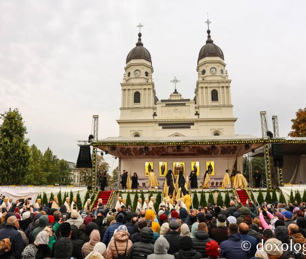 LIVE #Hram2026: Sfânta Liturghie din ziua Sfintei Cuvioase Parascheva de la Iași