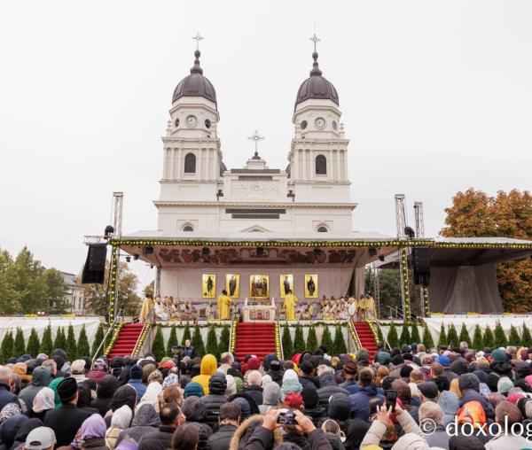 (Video) #Hram2026: Sărbătoarea Ocrotitoarei Moldovei a adunat mii de pelerini la Iași
