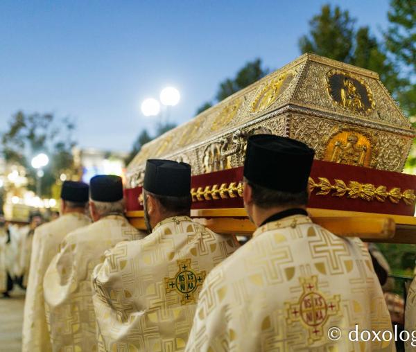 Procesiunea scoaterii spre închinare a moaștelor Sfintei Cuvioase Parascheva