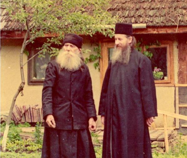 Fotografie - Părintele Paisie Olaru și Părintele Ioanichie Bălan