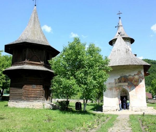 Biserica „Înălțarea Sfintei Cruci” din Pătrăuți