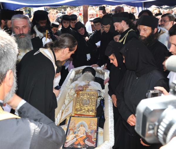 Imagini de la slujba înmormântării Părintelui Arsenie Papacioc