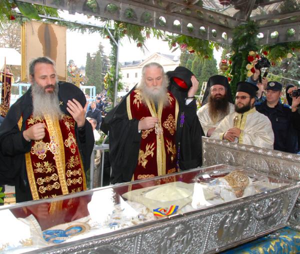 Scoaterea  moaștelor Sfintei Cuvioase Parascheva (2008)