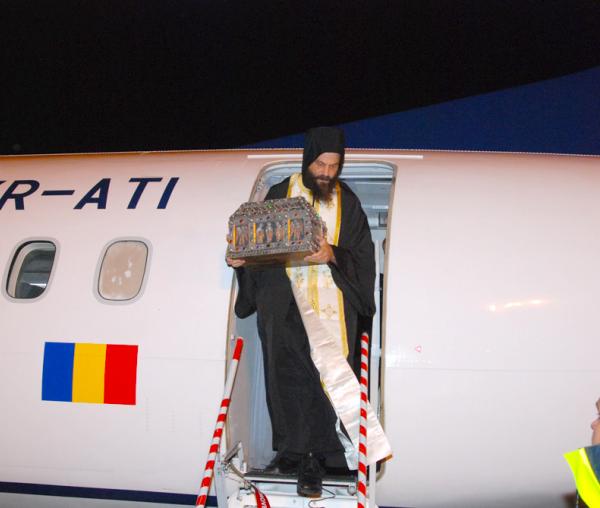 (Foto) Sosirea moaștelor Sfântului Maxim Mărturisitorul la Iași – 2010