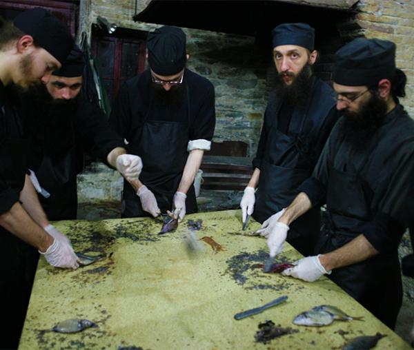 (Foto) Pregătiri pentru o supă de pește la Mănăstirea Vatoped
