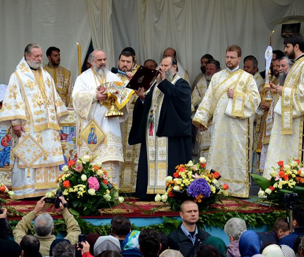 Hramul Sfintei Parascheva 2012, primele imagini de la Sfânta Liturghie