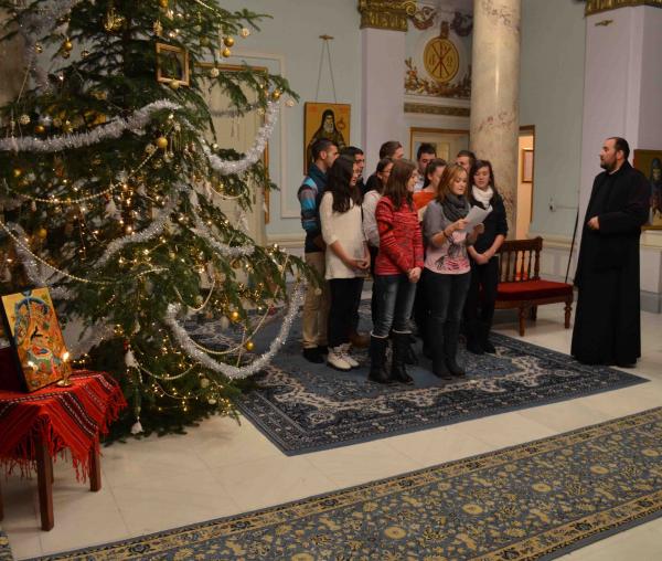 Colindători la Reşedinţa Mitropolitană - Parohia Tungujei, comuna Ţibăneşti