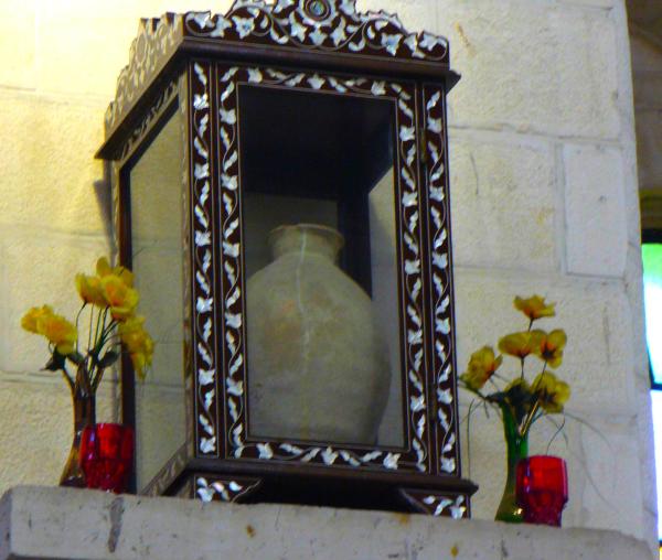Vasul femeii samarinence, păstrat în mănăstirea din Nablus (Samaria, Israel)