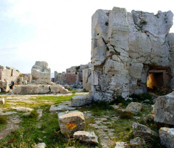 Ruine la Muntele Minunat. În centru se păstrează baza stâlpului.