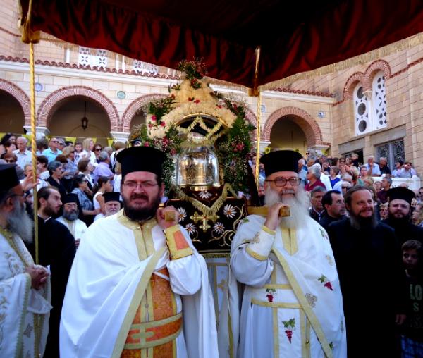 Procesiune cu moastele Sfântului Ierarh Nectarie - Insula Eghina 2012