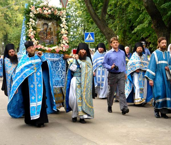 Procesiune cu Icoana Maicii Domnului din Șuia-Smolensk