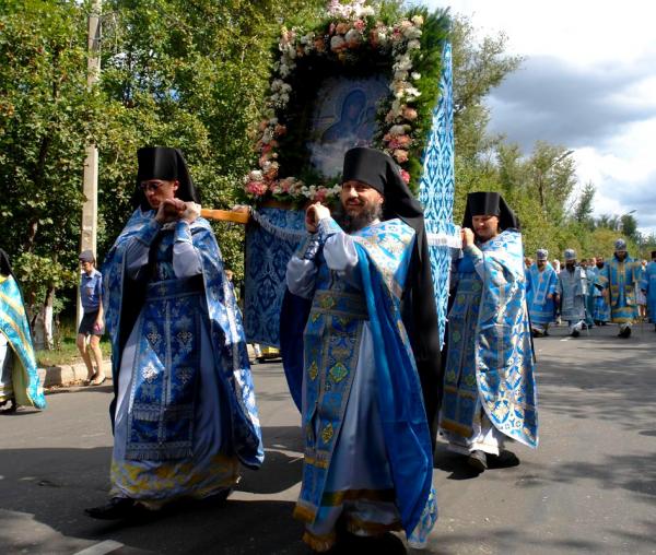 Procesiune cu Icoana Maicii Domnului din Șuia-Smolensk