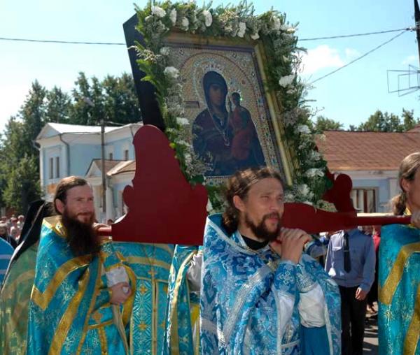 Procesiune cu Icoana Maicii Domnului din Șuia-Smolensk
