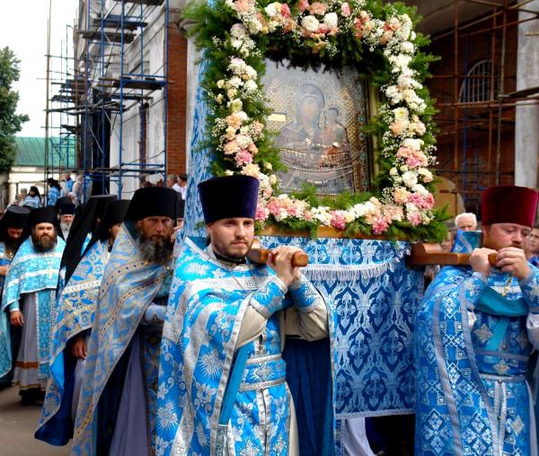 Procesiune cu Icoana Maicii Domnului din Șuia-Smolensk