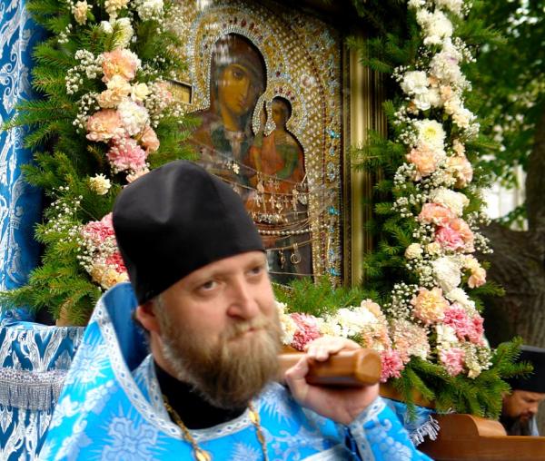 Procesiune cu Icoana Maicii Domnului din Șuia-Smolensk