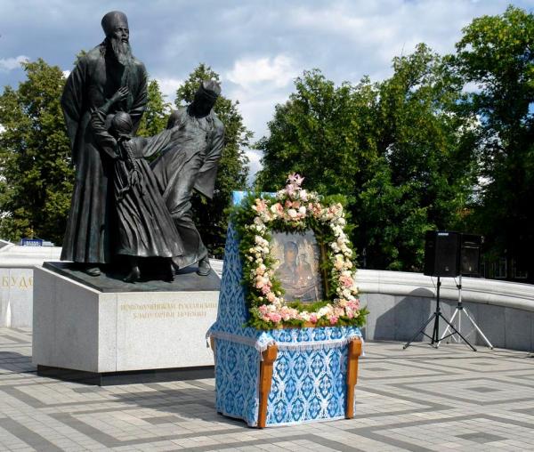 Procesiune cu Icoana Maicii Domnului din Șuia-Smolensk