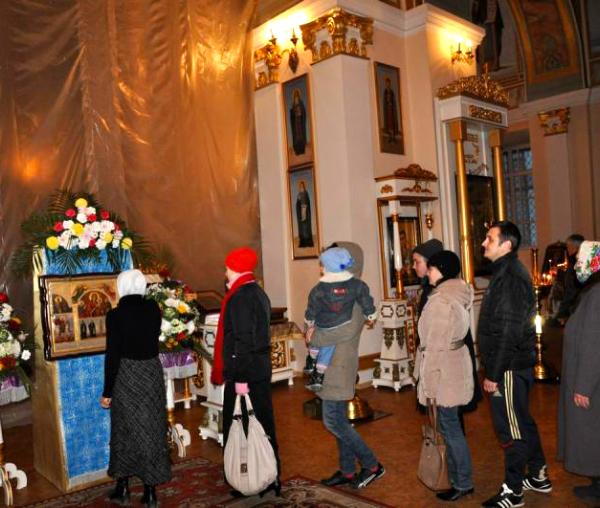 Procesiune cu icoana Maicii Domnului „Mângâierea celor necăjiți și întristați”