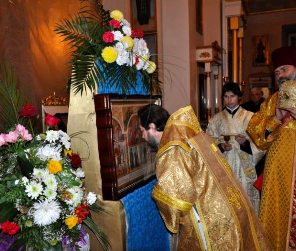 Procesiune cu icoana Maicii Domnului „Mângâierea celor necăjiți și întristați”