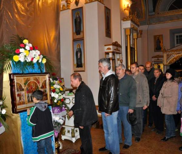 Procesiune cu icoana Maicii Domnului „Mângâierea celor necăjiți și întristați”