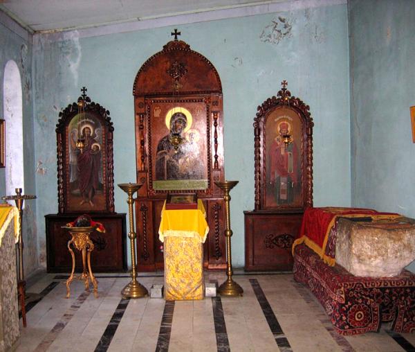 Biserica Sfântul Vasilisc din Comani - Sicriul din piatră în care s-au aflat moaștele Sfântului Ioan vreme de treizeci de ani, înainte de a fi mutate în Constantinopol