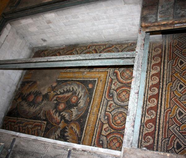 Bucăţi din mozaiul ce acoperă podeaua Bisericii Naşterea Domnului din Betleem