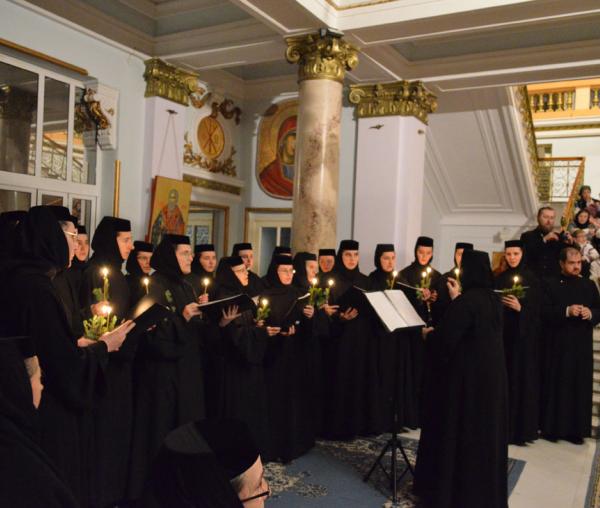 Colindători la Reşedinţa Mitropolitană - Maici Văratec