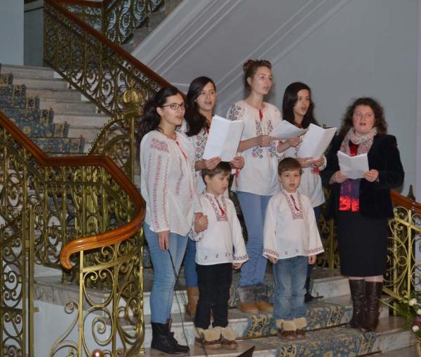 Colindători la Reşedinţa Mitropolitană - Grup de elevi de la Liceul Economic din Iaşi