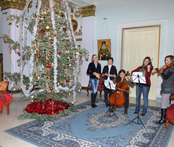 Colindători la Reşedinţa Mitropolitană - Cvintet Vocal Instrumental, Liceul Octav Bancila din Iasi