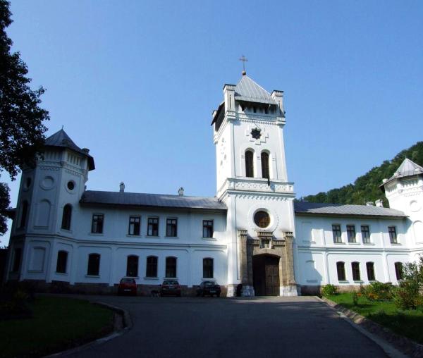Intrarea în Mănăstirea Tismana