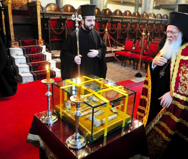 Patriarhul Bartolomeu închinându-se la Moaștele Sfântului Grigorie Teologul - Catedrala Sfantul Gheorghe, Patriarhia Ecumenica de Constantinopol (actualul Istanbul), Turcia