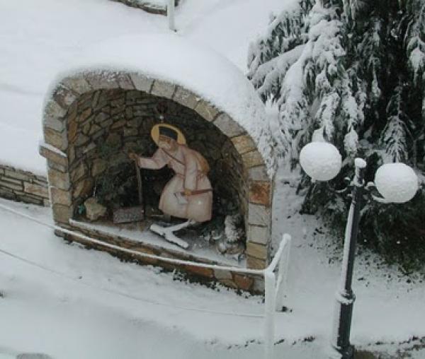 În Mănăstirea Sfântul Serafim de Sarov din Trikorfo, Grecia