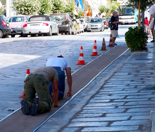 Pelerini urcând în genunchi scările din port până la biserica Maicii Domnului din Tinos