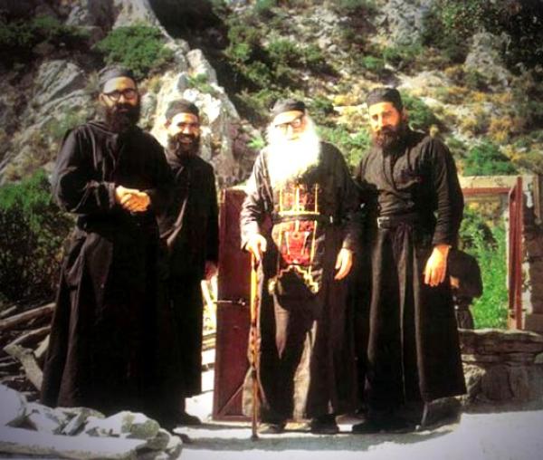 Părintele Efrem Katunakiotul împreună cu ucenicii