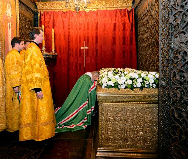 Preafericitul Chiril, Patriarh al Moscovei şi al întregii Rusii închinându-se la Moaștele Sfântului Ierarh Ermoghen Patriarhul Moscovei