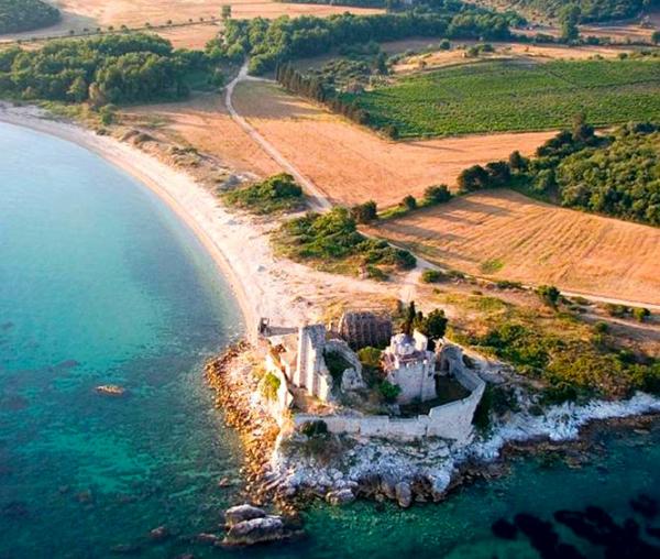 Vedere aeriana cu Schitul Înălţării Domnului – turnul lui Milutin în fundal