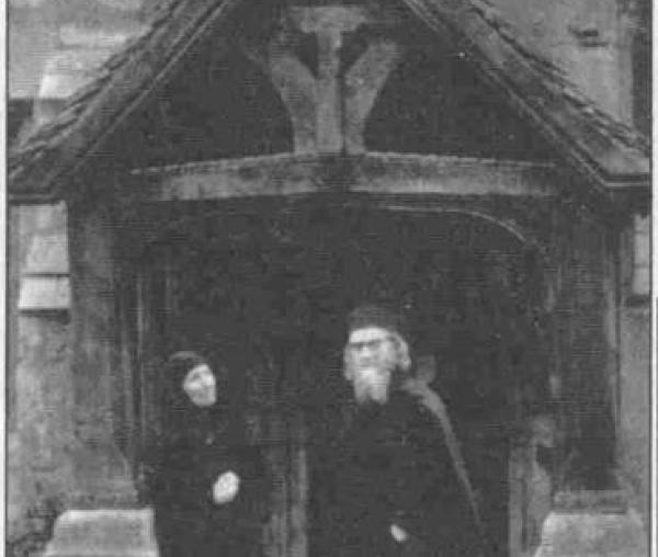 Maica Gavrilia alături de părintele Sofronie de la Essex