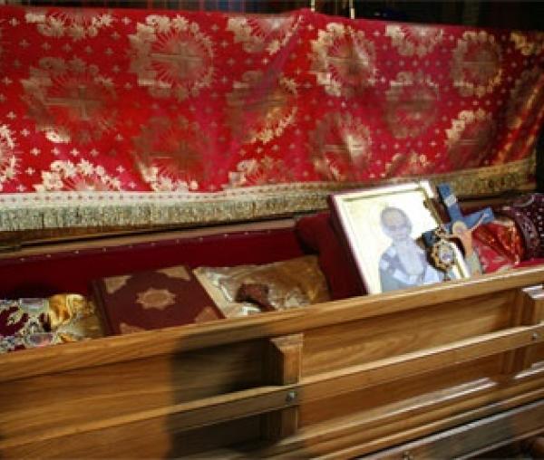 Racla cu moaștele Sfântului Nicolae Velimirovici