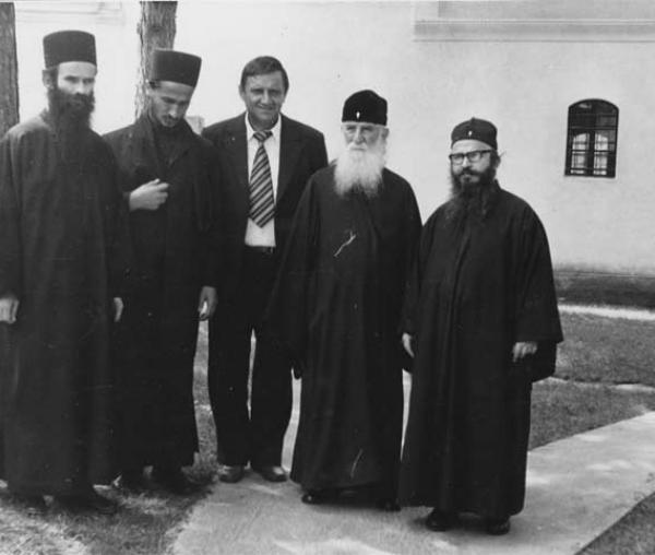 Sfântul Iustin Popovici împreună cu fii duhovnicești de-ai săi (anul 1977)