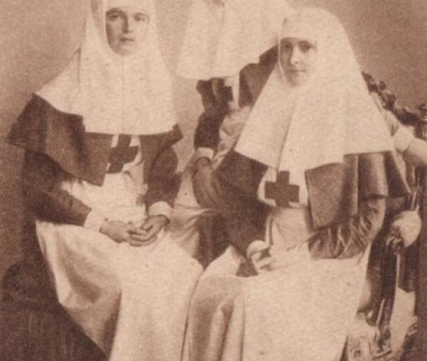 Împărăteasa Alexandra împreună cu Olga şi Tatiana