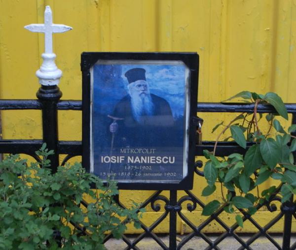 La mormântul Mitropolitului Iosif Naniescu