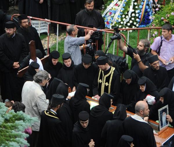 La înmormântarea Părintelui Arsenie Papacioc