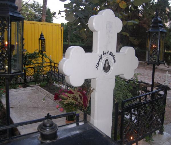 La mormântul Mitropolitului Iosif Naniescu