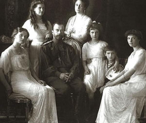 Sfinții Țari Mucenici Romanov: Nicolae și Alexandra și fiii lor Olga, Tatiana, Maria, Anastasia și Alexei