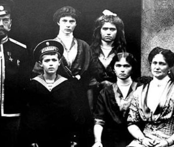 Sfinții Țari Mucenici Romanov: Nicolae și Alexandra și fiii lor Olga, Tatiana, Maria, Anastasia și Alexei
