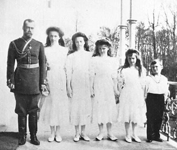 Sfinții Țari Mucenici Romanov: Nicolae și Alexandra și fiii lor Olga, Tatiana, Maria, Anastasia și Alexei