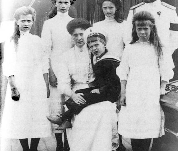 Sfinții Țari Mucenici Romanov: Nicolae și Alexandra și fiii lor Olga, Tatiana, Maria, Anastasia și Alexei